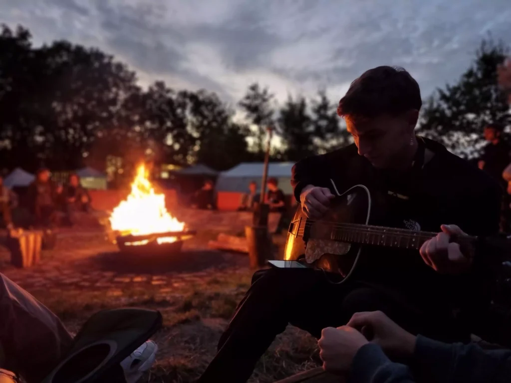 Gitarre & Singen am Lagerfeuer